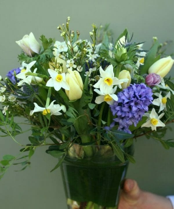 Photo showing a sample of a Seasonal vase arrangement available from Kensington flowers London