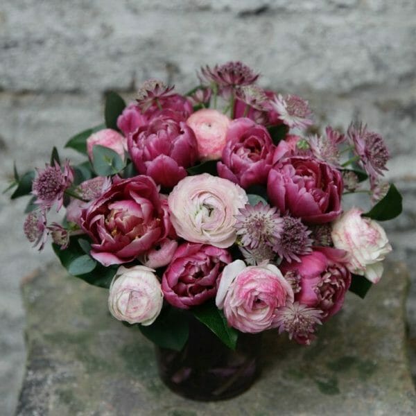 photo showing a sample of a small seasonal spring vase arrangement from Kensington Flowers London
