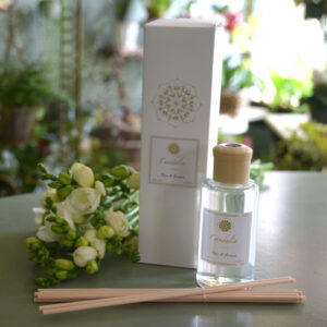 Photo shows a sample of the Candalia diffuser available to order with flowers, as part of a gift set available from Kensington Flowers London